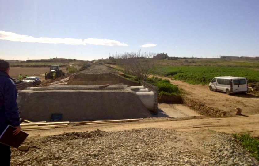 Figura 7. Ejecución de una nueva obra de drenaje en la línea ferroviaria Murcia-Águilas por modificación de las vías de desagüe tras las inundaciones de 2012.