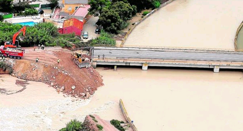 Figura 12: Rotura del encauzamiento del ro Segura en Almorad.