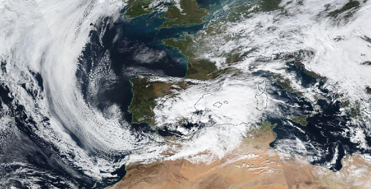 Figura 1. Gloria el día 19 de enero a mediodía, con su centro situado entre Ibiza y el cabo de la Nao (Imagen MODIS del satélite SUOMI-NPP) (AEMET).