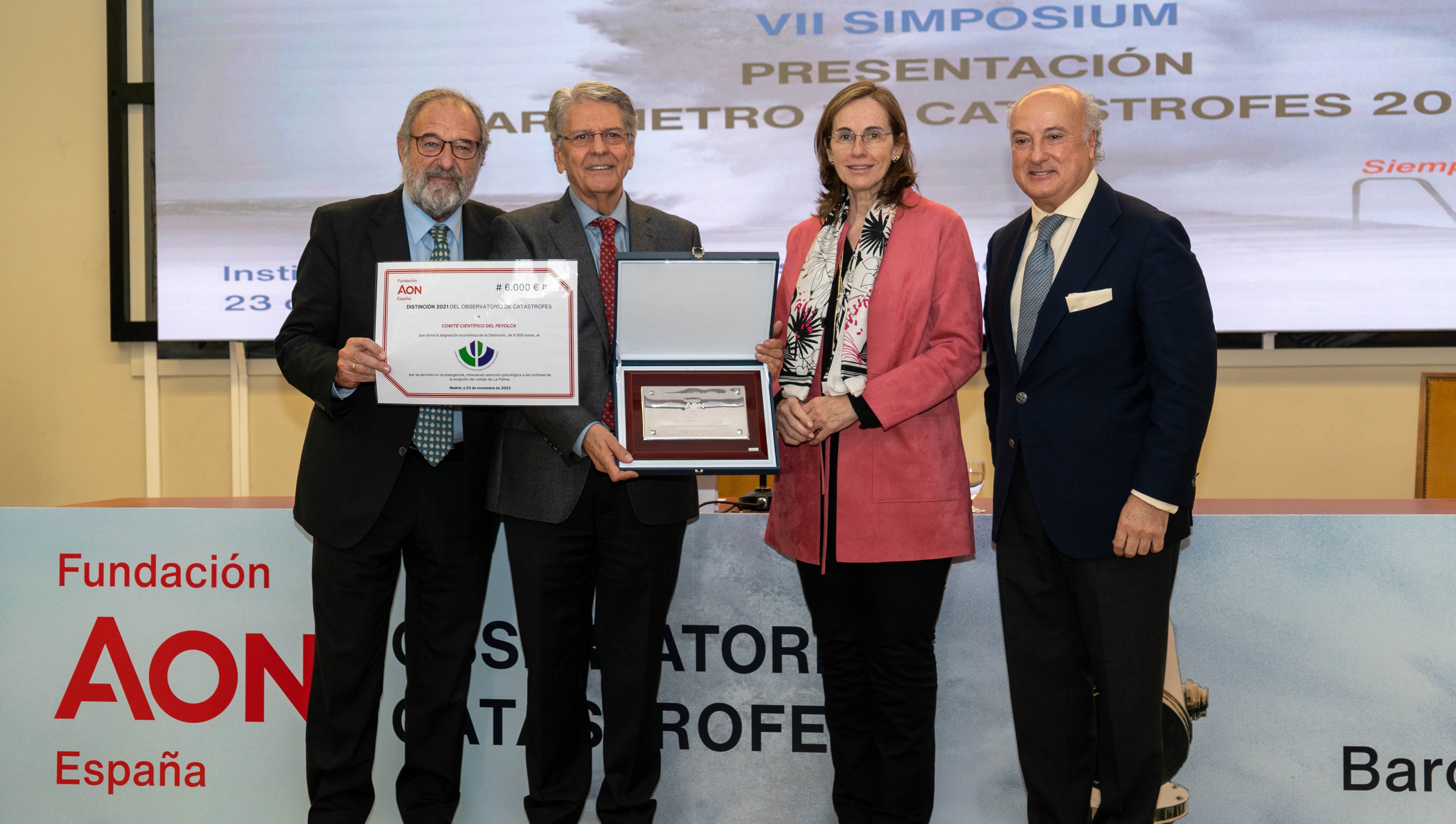 Pedro Tomey, acompañado de Flavia Rodríguez-Ponga, Directora General del Consorcio de Compensación de Seguros, y Alejandro Izuzquiza, Director de Operaciones del mismo organismo, entregaron la Distinción 2021 al Comité Científico del PEVOLCA