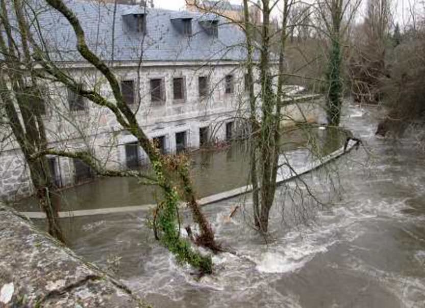 Figure 1. Terrace of the Royal Mint building in Segovia under water during the 2014 flood. Source: Radio Segovia.