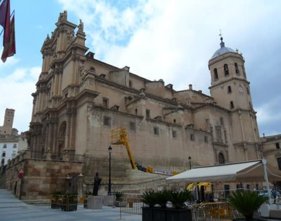 Figura 2. Fotografía de la antigua colegiata de San Patricio. Se ve una de las grúas empleadas en la retirada de elementos en altura con riesgo de caída. 