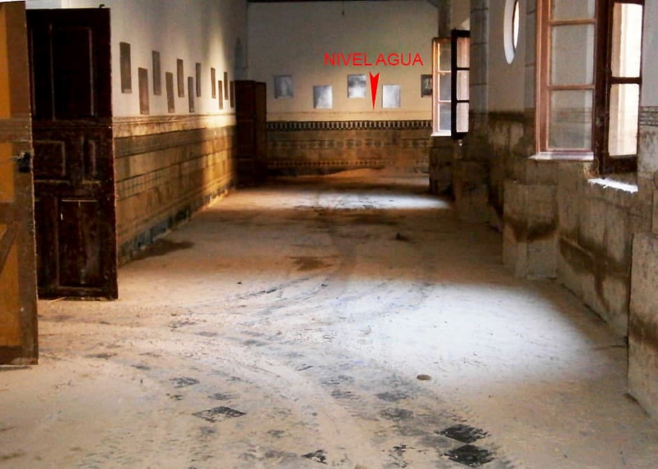 Figura 5. Convento de San Francisco. Acumulación de lodos en paramentos y solados de piedra y daños en los revestimientos de paredes, pinturas y carpinterías de madera. Fuente: María José Fernández, TAV Arquitectos.