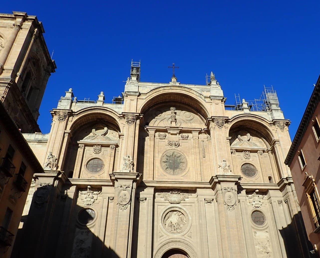 Figure 8. Granada Cathedral. Auxiliary emergency measures, removal of ornamental elements from the faade. 