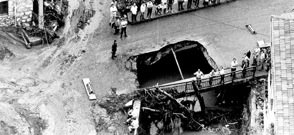 Imagen 1. Busturia (Vizcaya),  30-8-1983. Destrozos ocasionados por las inundaciones en unos de los puentes de esta localidad. Fuente: EFE.