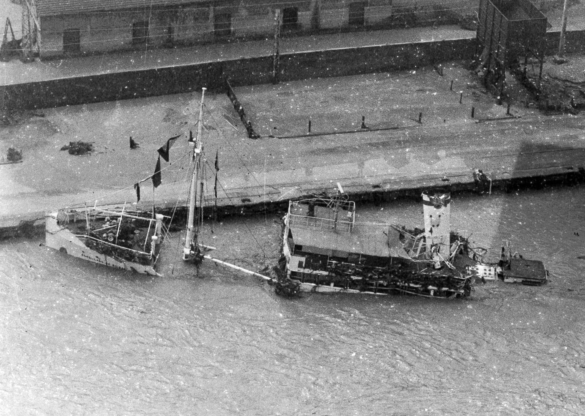 Imagen 2. Inundaciones en Bilbao (Vizcaya), buque Consulado de Bilbao encallado en el muelle de Uribitarte, 27-8-1983.