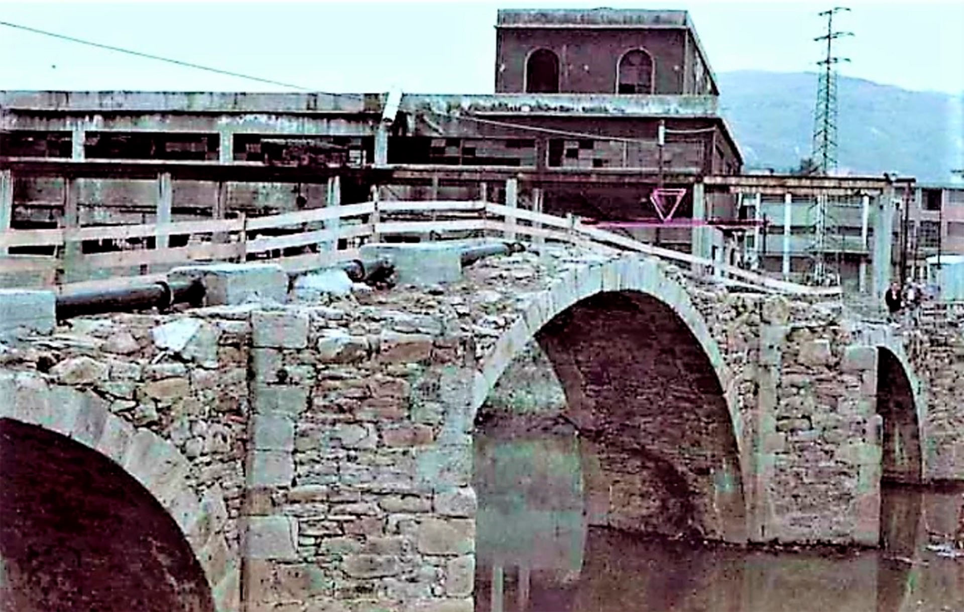 The Mercadillo Bridge in Galdakao after the August 1983 floods. The height attained by the water is clearly visible.