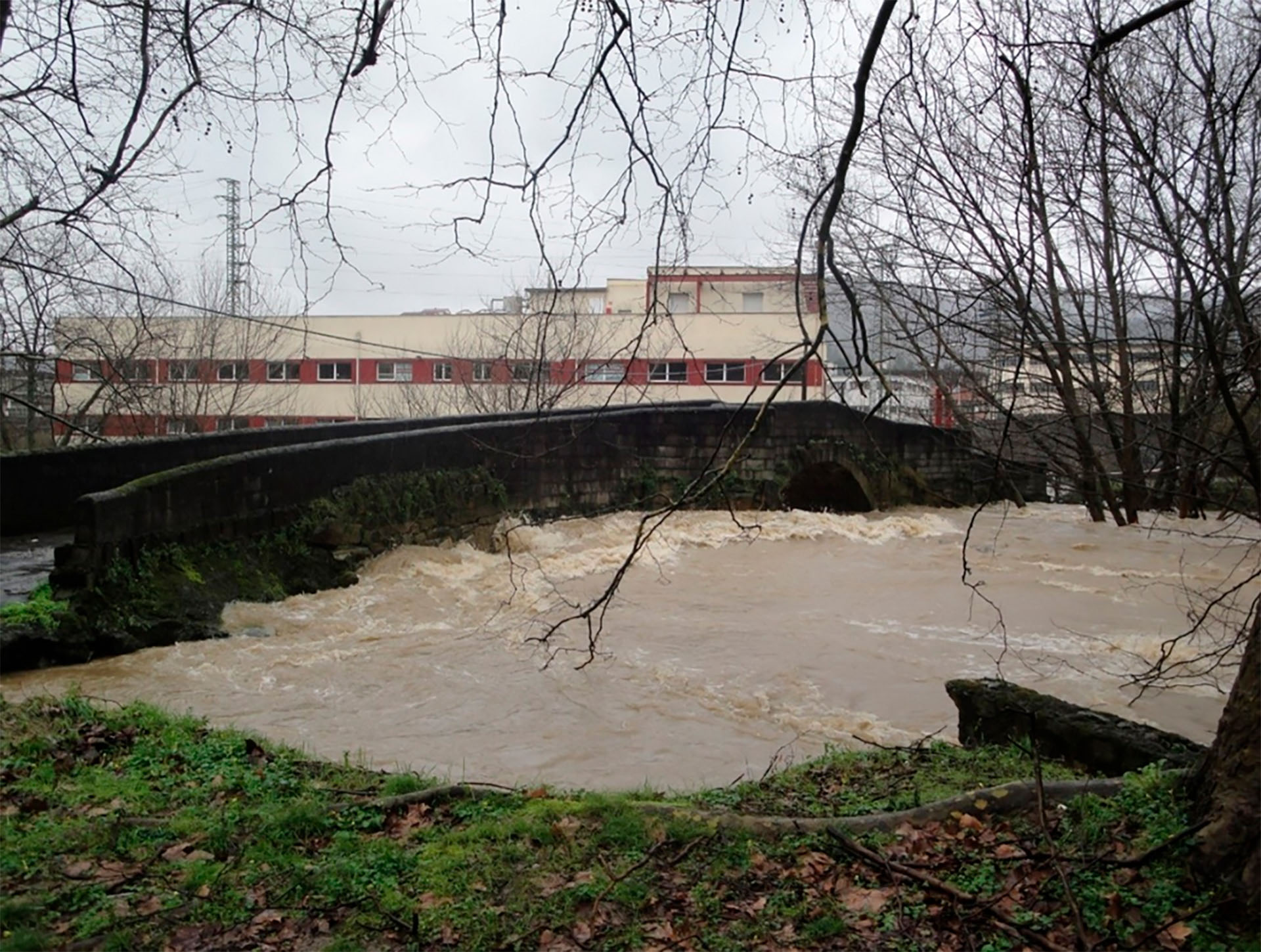 The Mercadillo Bridge during a flood event prior to the management work and before being restored.