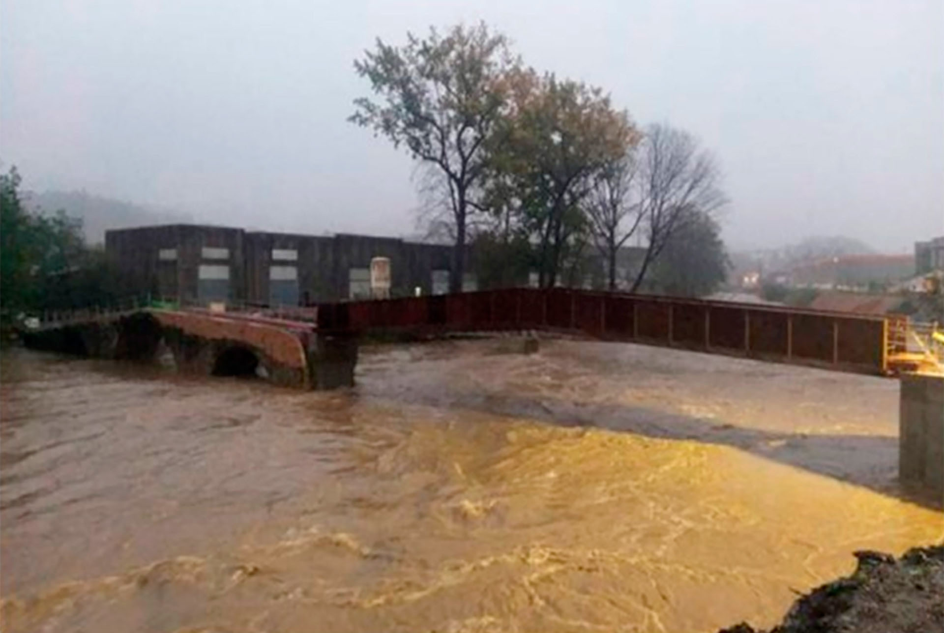 The Mercadillo Bridge during a flood in December 2021, operating with unfinished works.